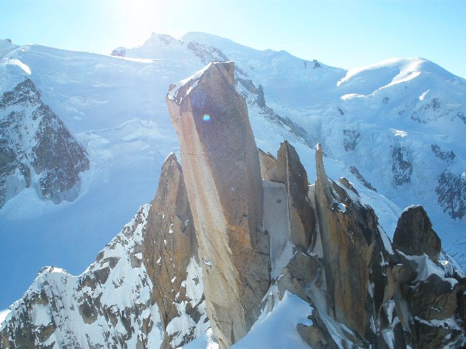 Arete des Cosmiques 45.jpg - Et une tr�s belle tour avec le Mont Blanc en arri�re plan